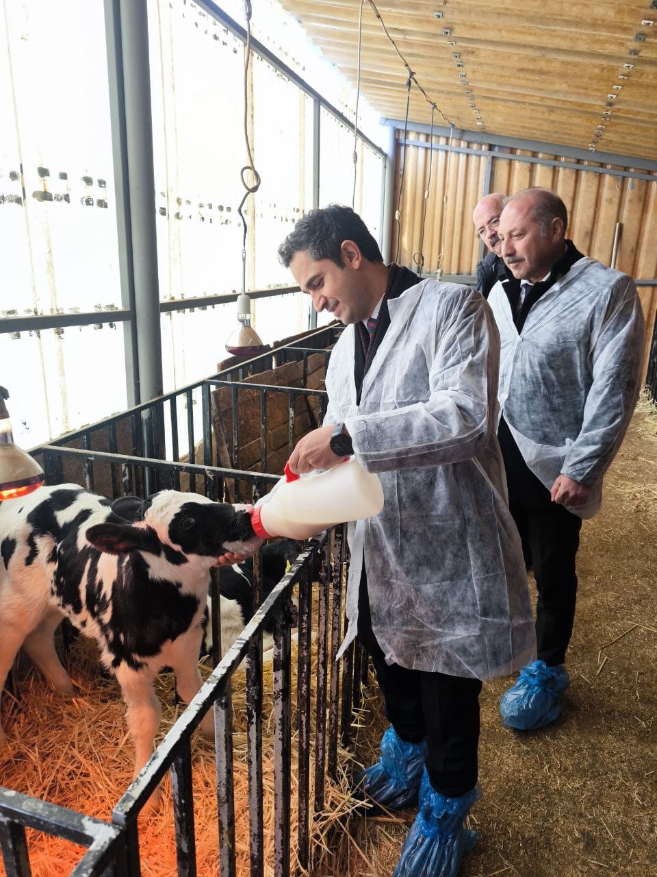 Kaymakamımız sayın Oğuz Cem MURAT, İlçemizde faaliyet gösteren Bilimsel Hayvancılık ve Süt Üretim Çiftliği'ni ziyaret etti.